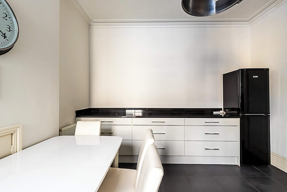 Kensington Tranquility: Elegant Two-bed Retreat