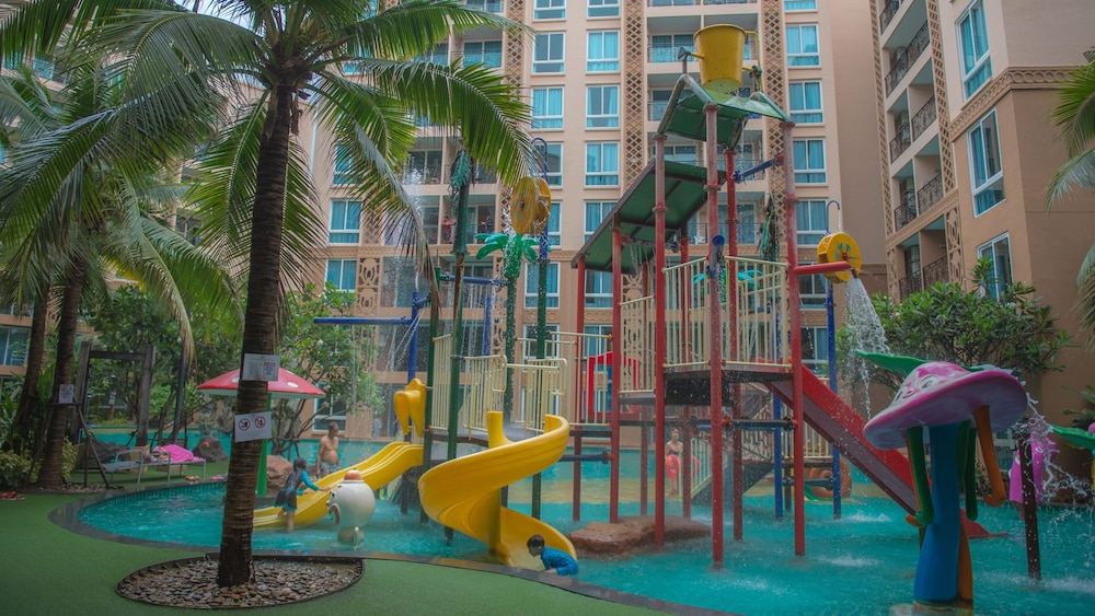 Atlantis Condo Resort Pattaya by Vichairat