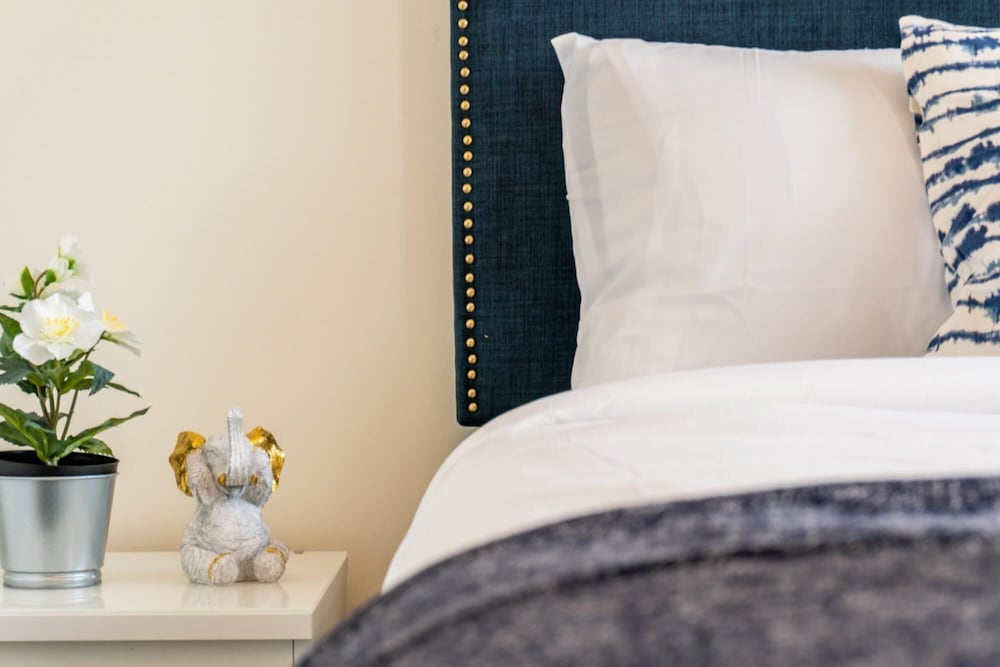 Cozy Downtown Loft Rooftop Patio BBQ Gym Coffee - Image 4