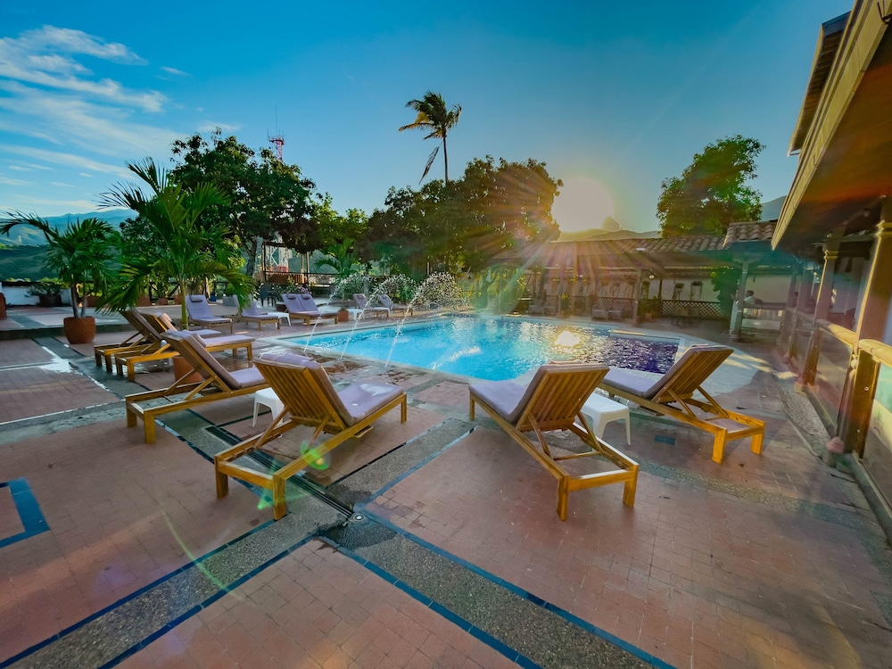 Hotel Caseron del Parque - Image 1