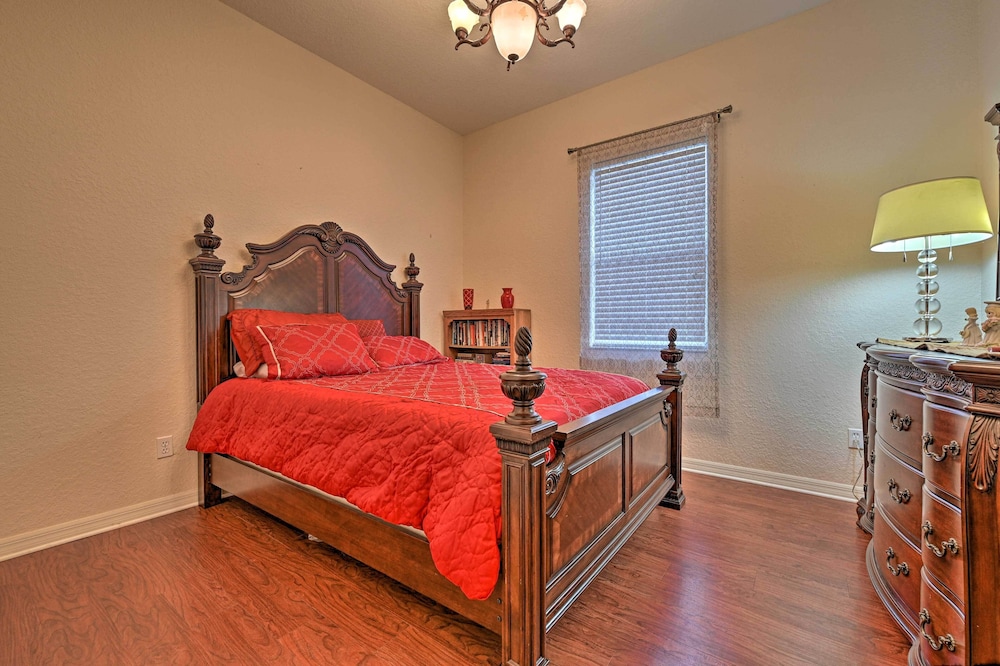 Elegant Valrico Home ~ 15 Mi to Downtown Tampa!