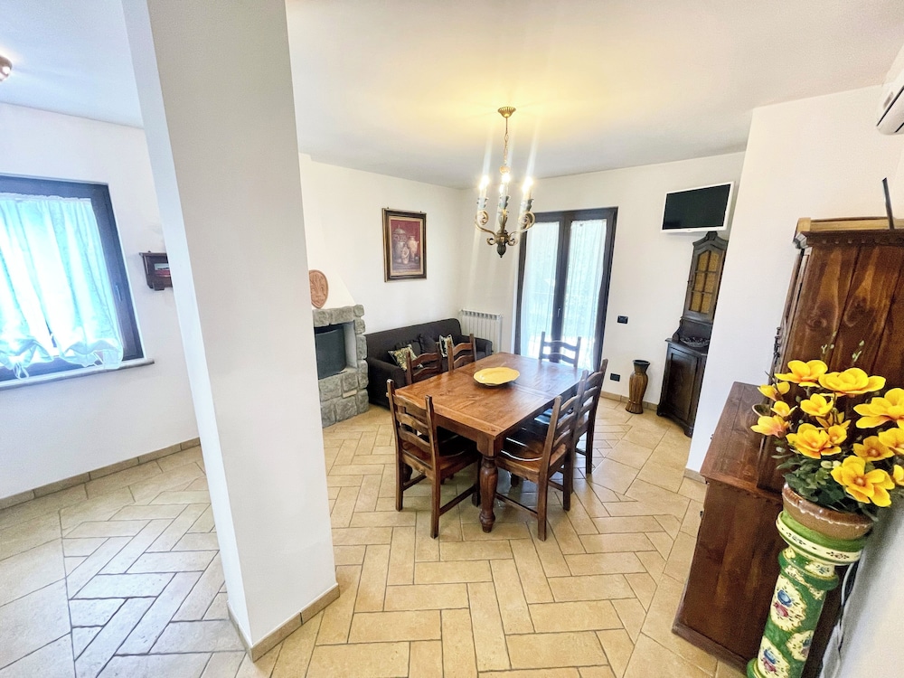 Charming Villa in Umbria - Sleeps 16 - Lake View - Pool, Jacuzzi and Events Room
