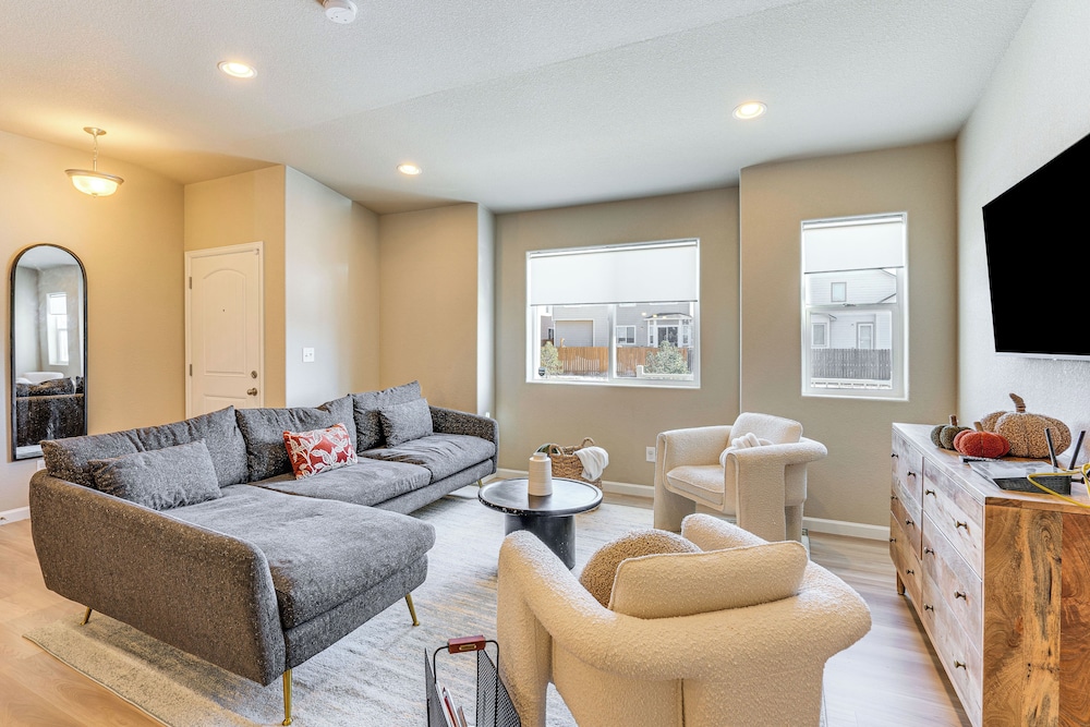 10 Mi to Fort Carson: Newly Built Townhome!
