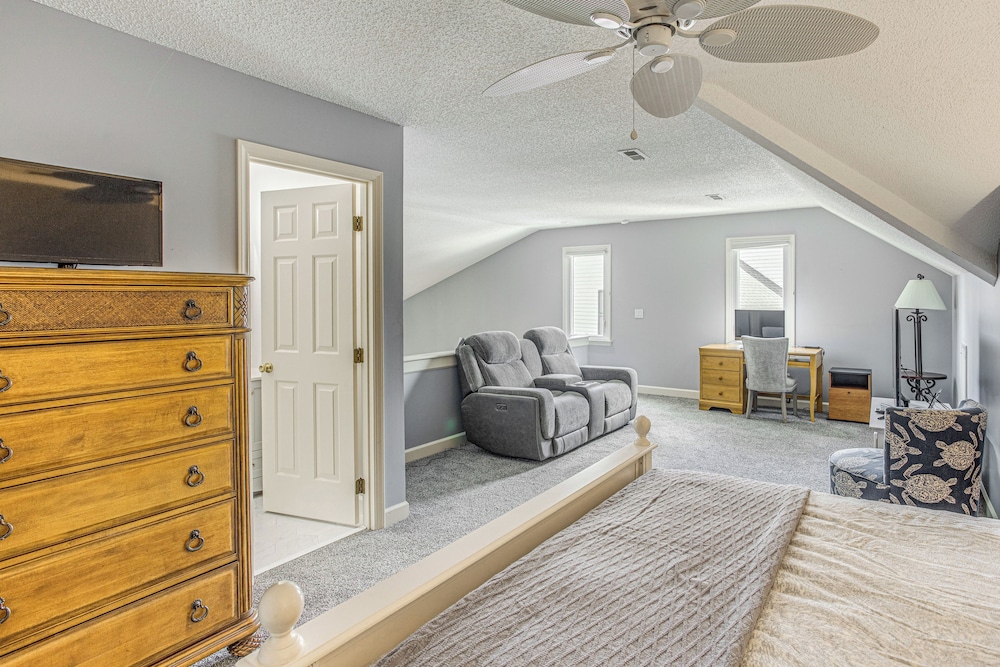 Marina & Pool: Roomy Golf-view Home in Southport