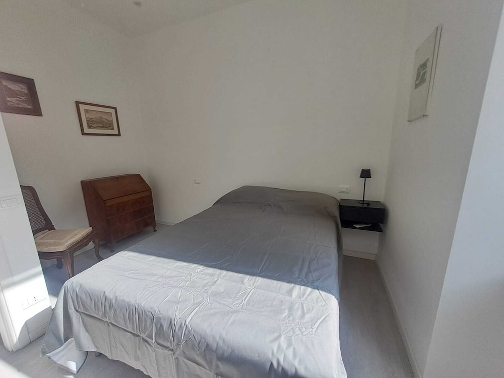 Central Design Flat With Parking
