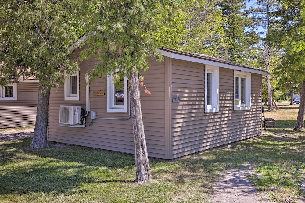 Steps to Beach! Dog-friendly Suttons Bay Cottage