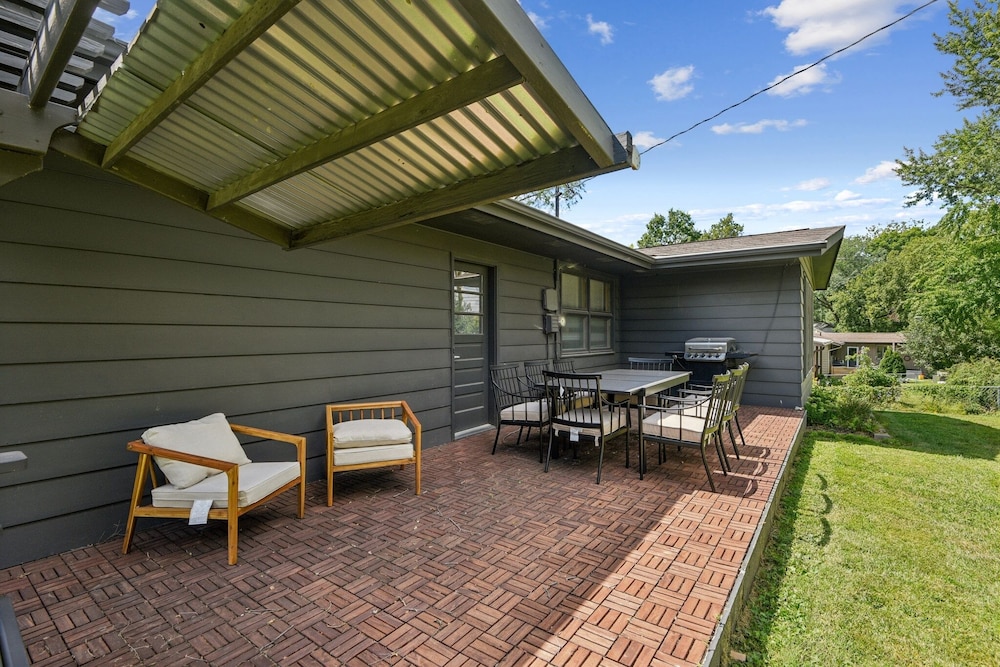 Iowa City 4br Backyard Walk To Stadium 4 Bedroom Home
