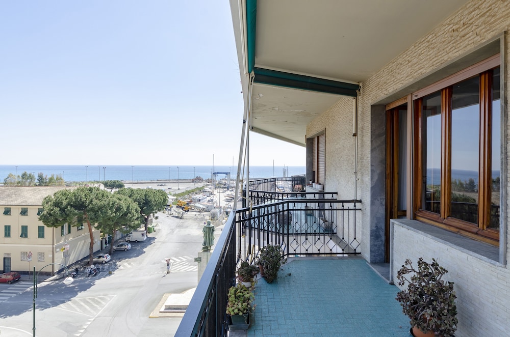 JOIVY Front Sea Apt With Big Terrace In Chiavari photo 4