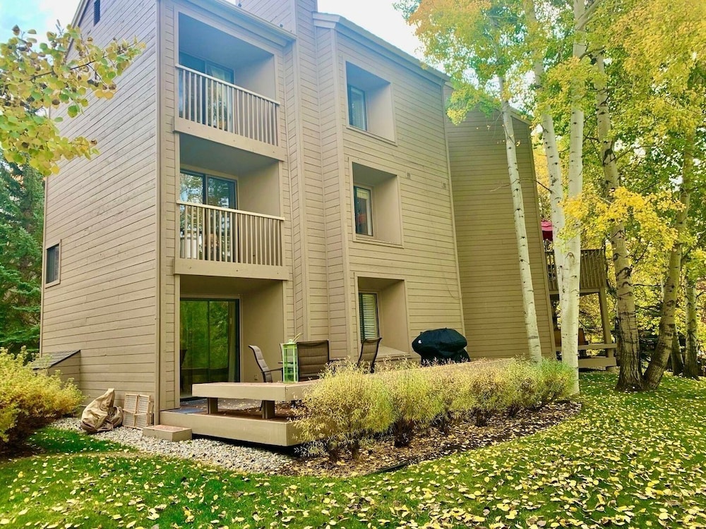 Bonne Vie 2247 Sunny & Spacious 4 Bedroom Condo in the Heart of Elkhorn Village