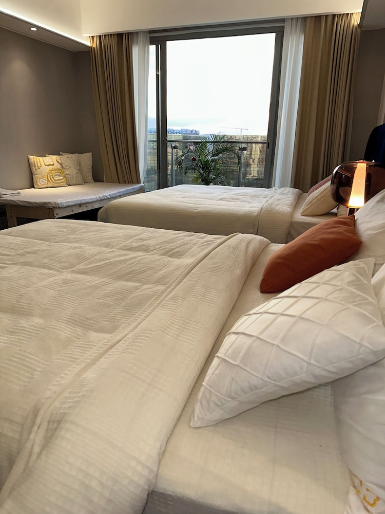 Luxury Penthouse & High-Floor Hotel near City of Dreams, Airport, Okada, and Solaire Casino
