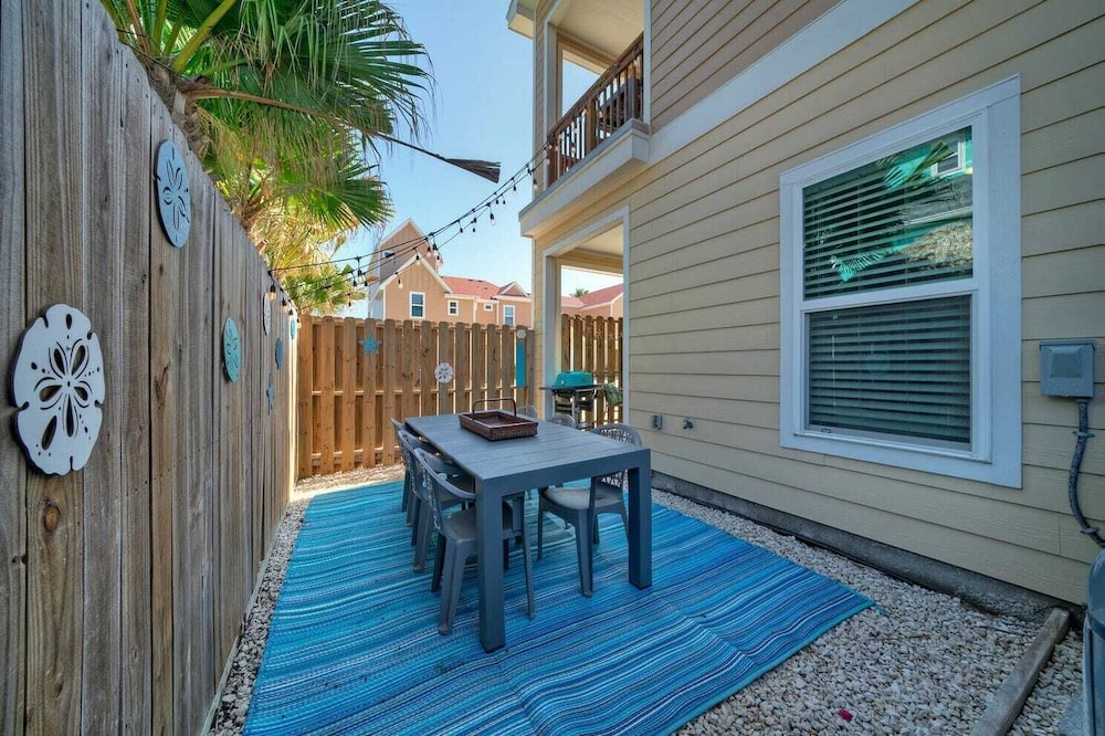 Sleeps 23, 2 Beachside Homes Resort Pool, Walk to the Beach, Balcony + Yard