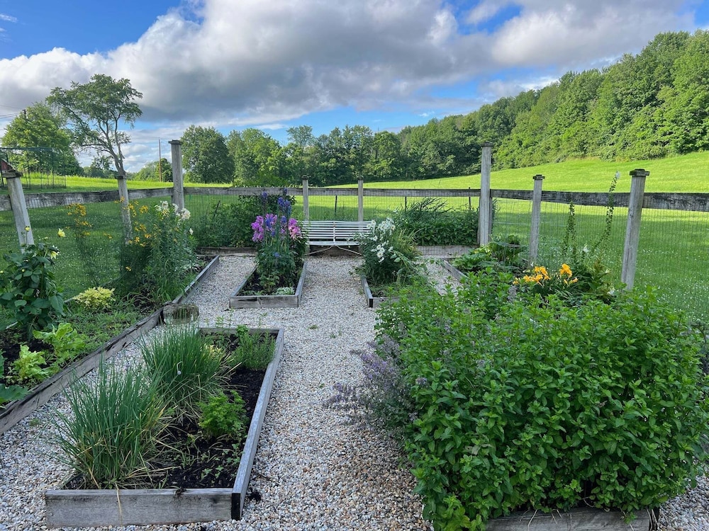 Gorgeous Hudson Valley Farmhouse On 14 Acres 3 Bedroom Home