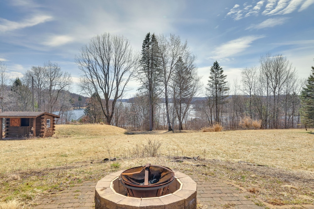 1 Mi to Lake Henry: Peaceful Poconos Cabin!