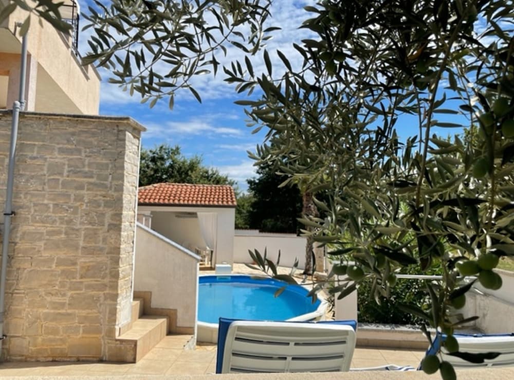 Appealing Apartment With Garden