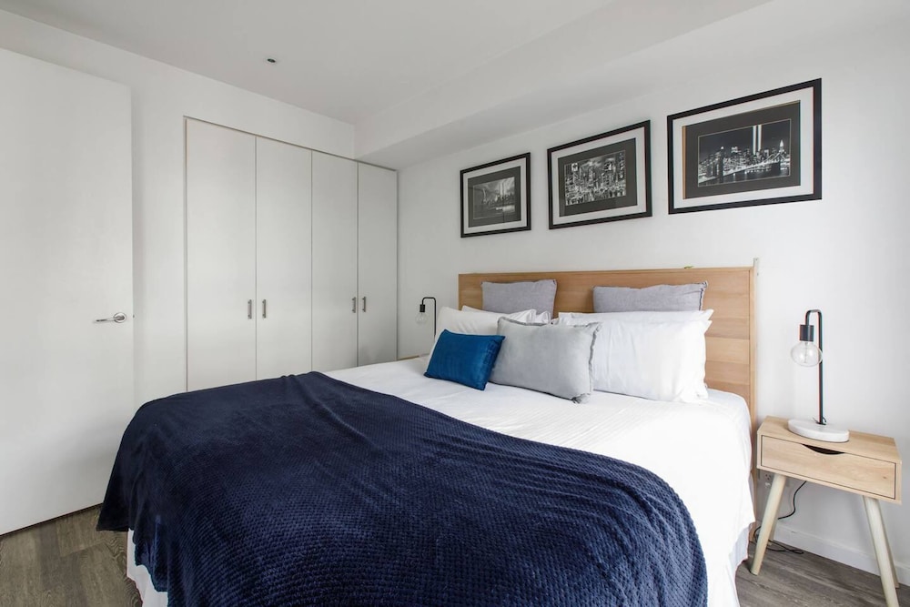 Beautiful 2BR APT With Balcony, Pool and Gym