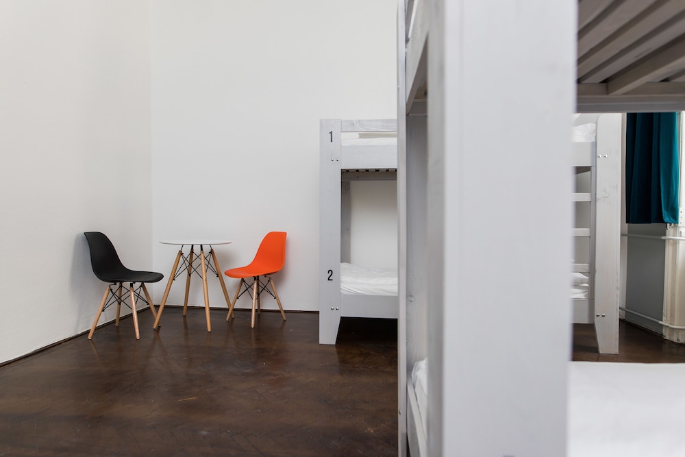 2B Hostel & Rooms