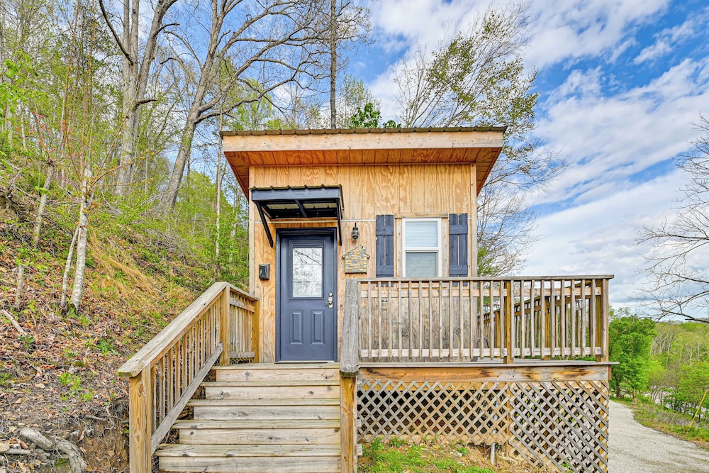 Secluded on 10 Acres: Livingston Getaway w/ Sauna!