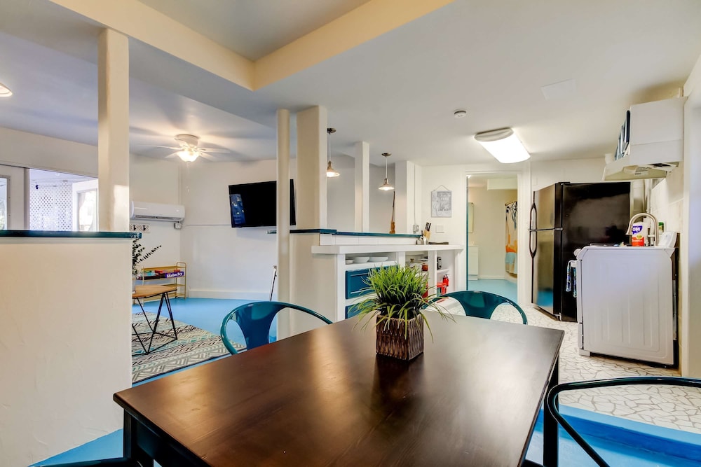 Simple Modern Gem 2 Blocks to Beach Pet Friendly