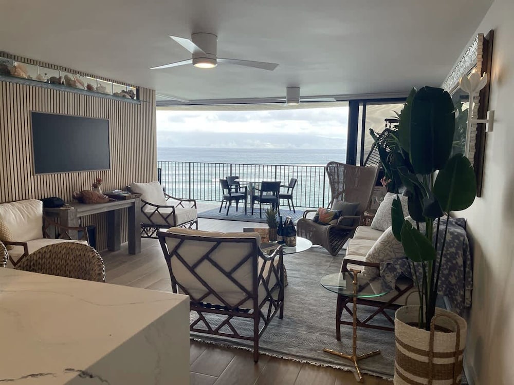 Luxurious Oceanfront 20-foot Panoramic Ocean View