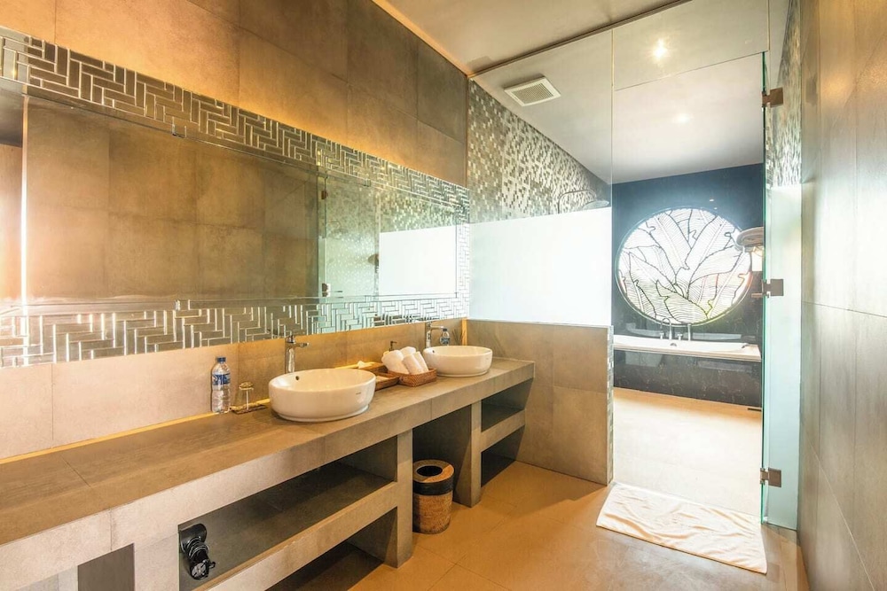 Exquisite 5BR Villa: Premier Luxury in Seminyak