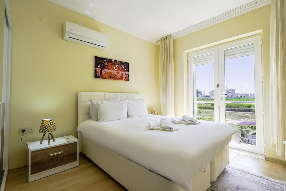 Chic Villa w Patio 5 min to Beach in Antalya