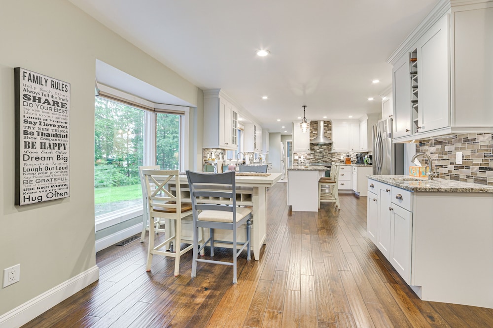 Sunroom, Dining Pavilion & More: Gem on Burt Lake!