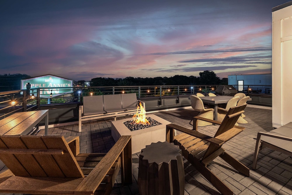 Luxe 4BR Retreat With Rooftop Fire Pit Garage