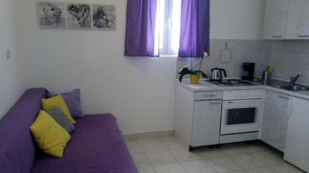 Jadranka - Free Parking and Grill - A1-purple view 2
