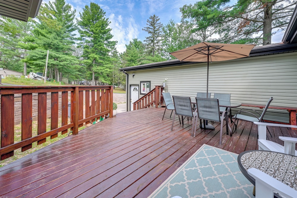 Private Hot Tub, Deck! Group Getaway in Friendship
