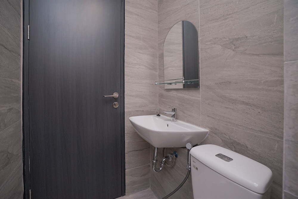 Good and Cozy 2BR at Collins Boulevard Apartment