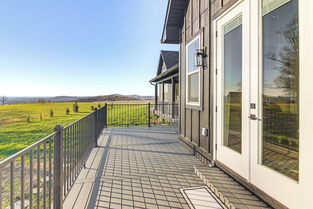 Dale Hollow Lake Views & Hot Tub: Tennessee Escape