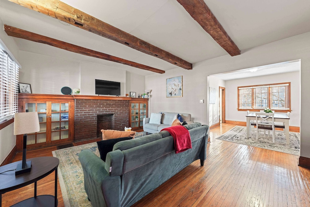 Tibet Twins Suites For 12!