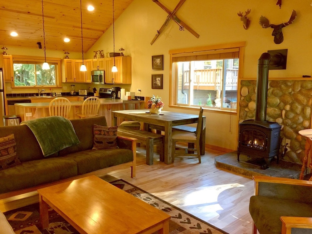 65GS - Hot Tub - Wi-Fi - Pets Ok - BBQ - Sleeps 10 view 4