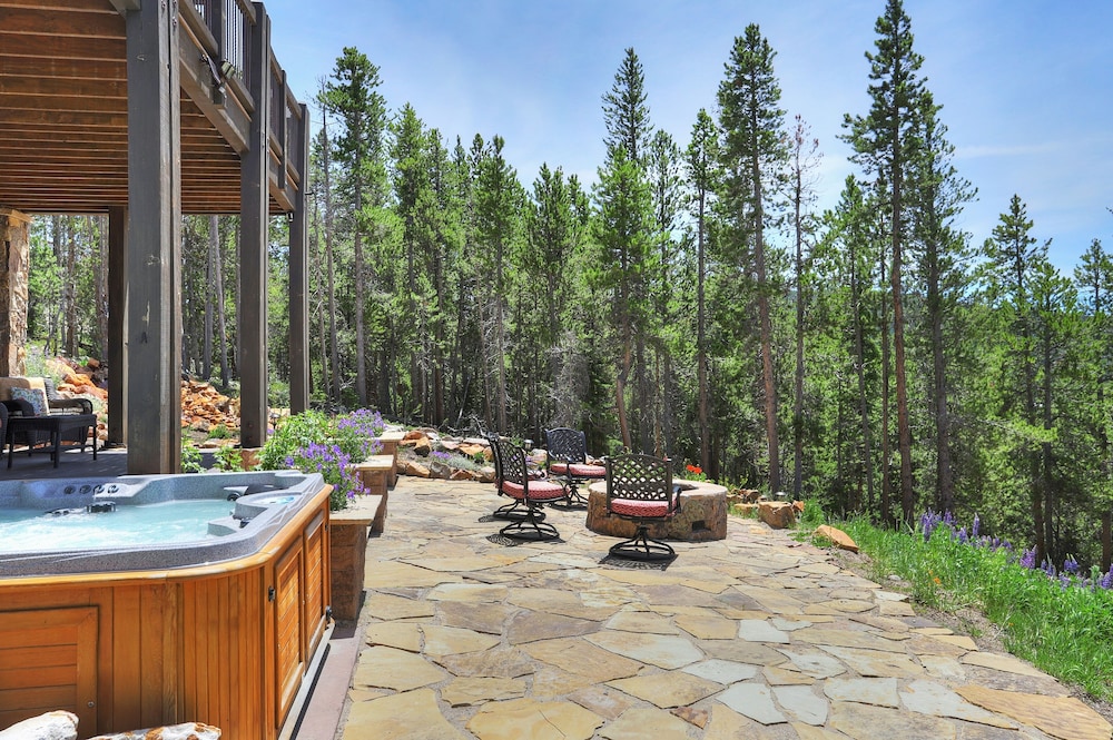 Three Sisters Lookout 5 Bedroom Home