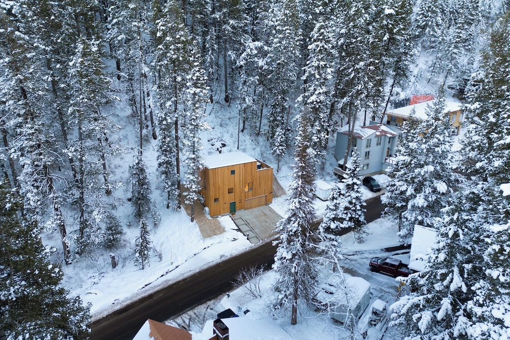 Parkview Mountain House Luxury Ski Home w/ Hot Tub Near Trails & Downtown