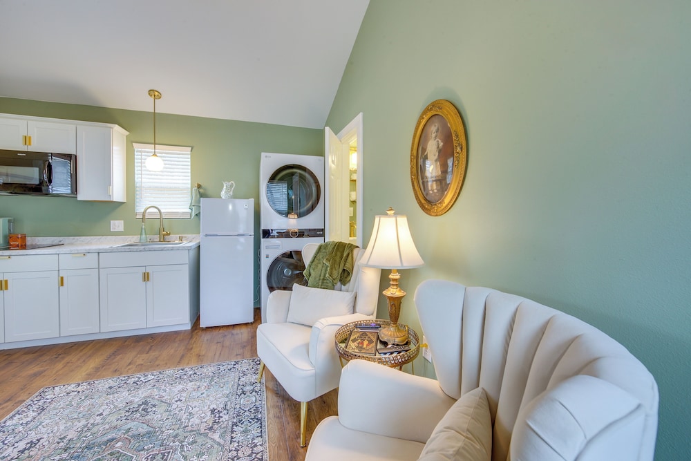 Walk to Museums: Art Deco Cottage in Jefferson