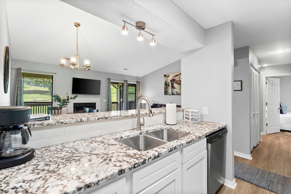 Quittin' Time Stay for 6 With Golf Course Views & Resort Amenities