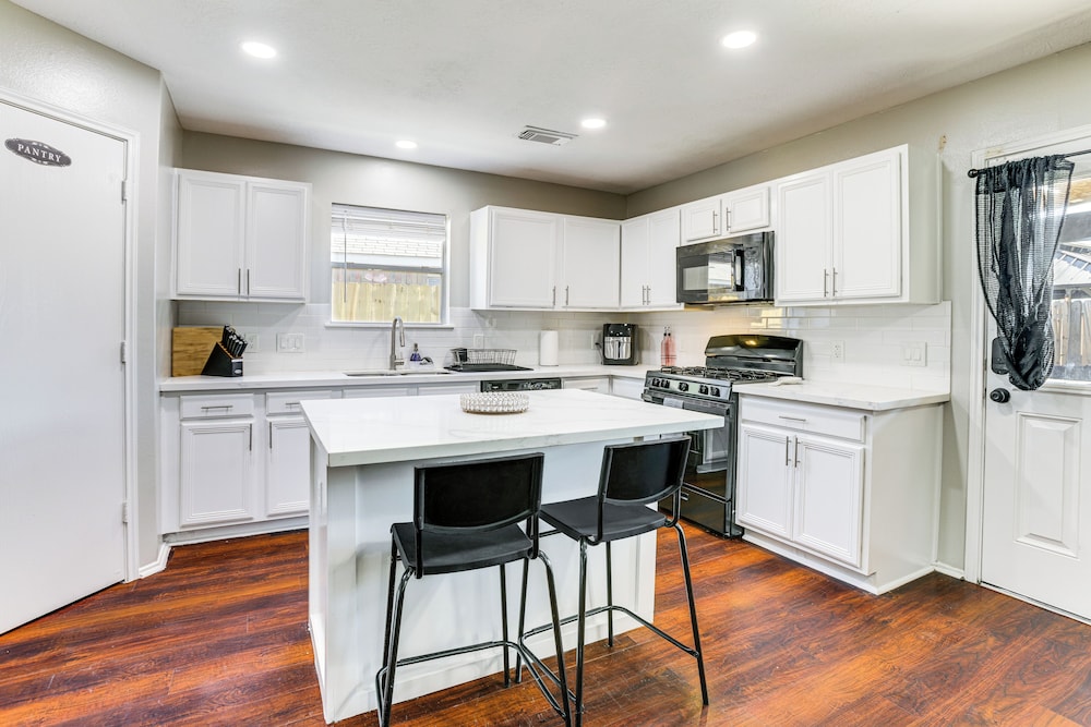 Solar-powered Home w/ & Game Room & Gym in Houston