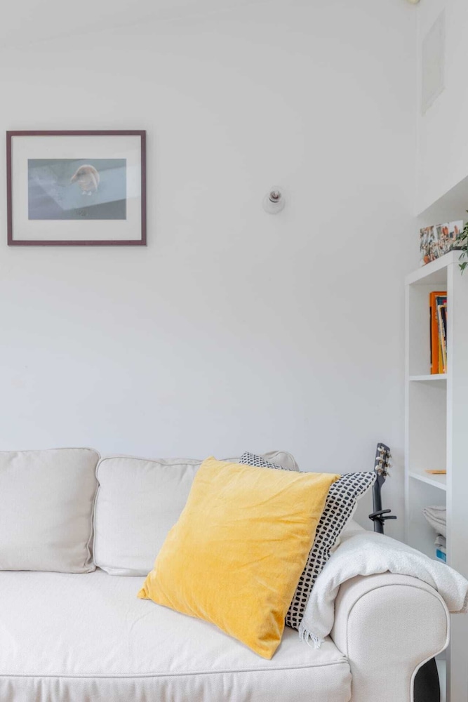 Homely 2BD Flat W/private Patio Near Maida Vale!