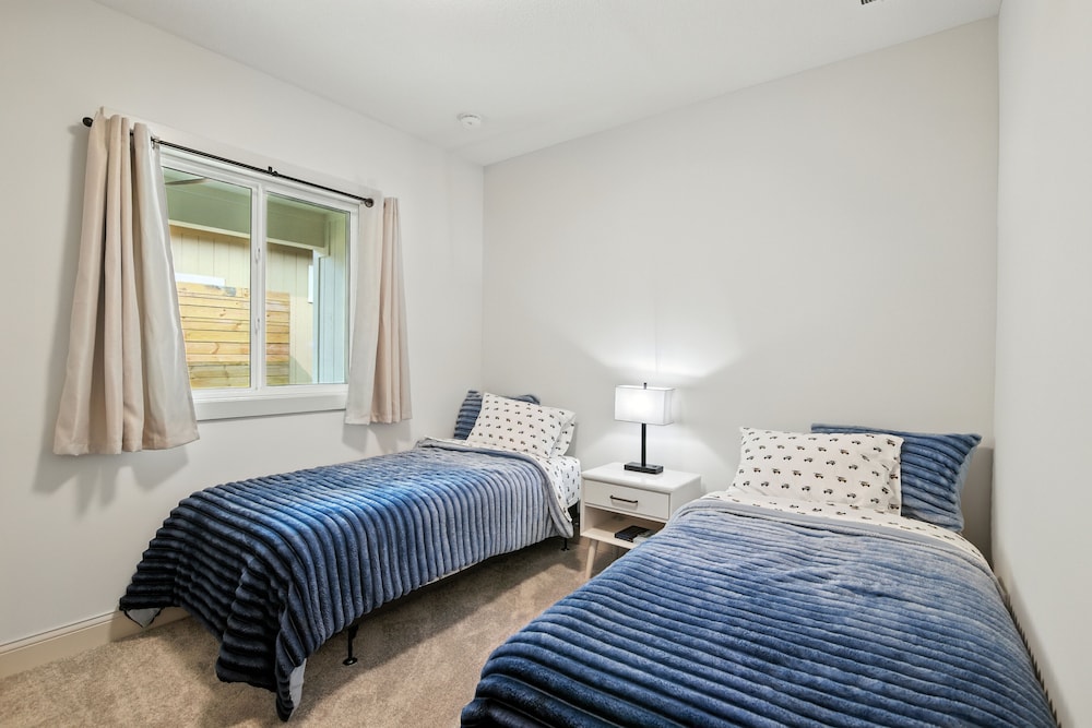 Brand New Cool Comfy Lawrence Retreat 3 Bedroom Duplex