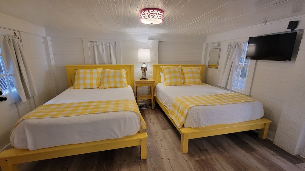 Twelve Palms Cottage by Tybee Vacation Rentals