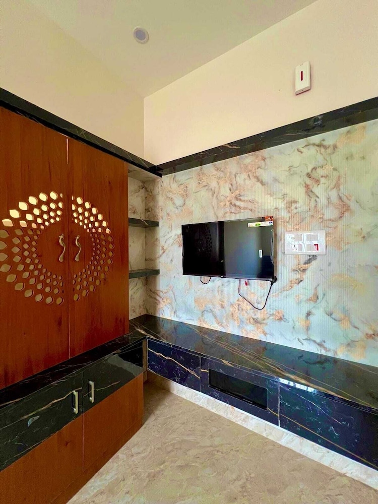 Queen's Hotel Service Apartment Salem