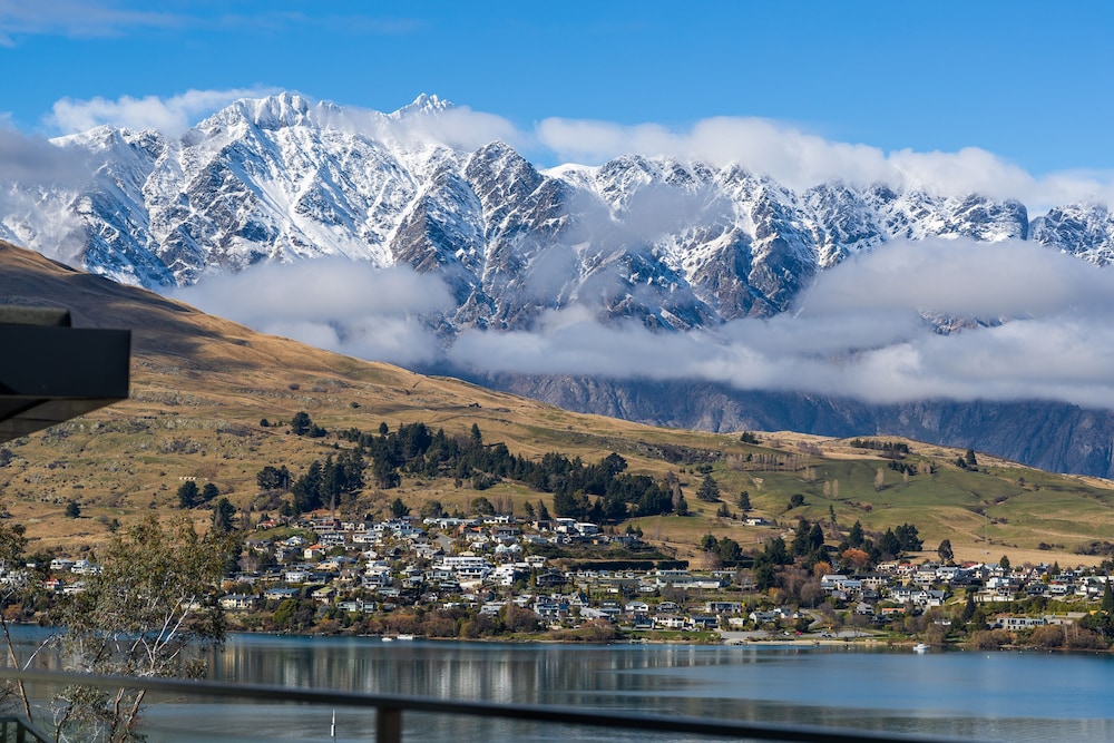Modern Queenstown Apartment & Great Lake Views view 3