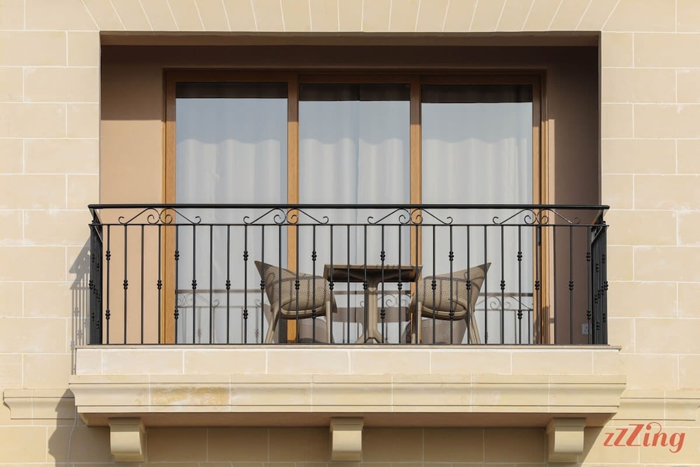 Gem Beachfront Apt With Amazing Bay and Sea Views
