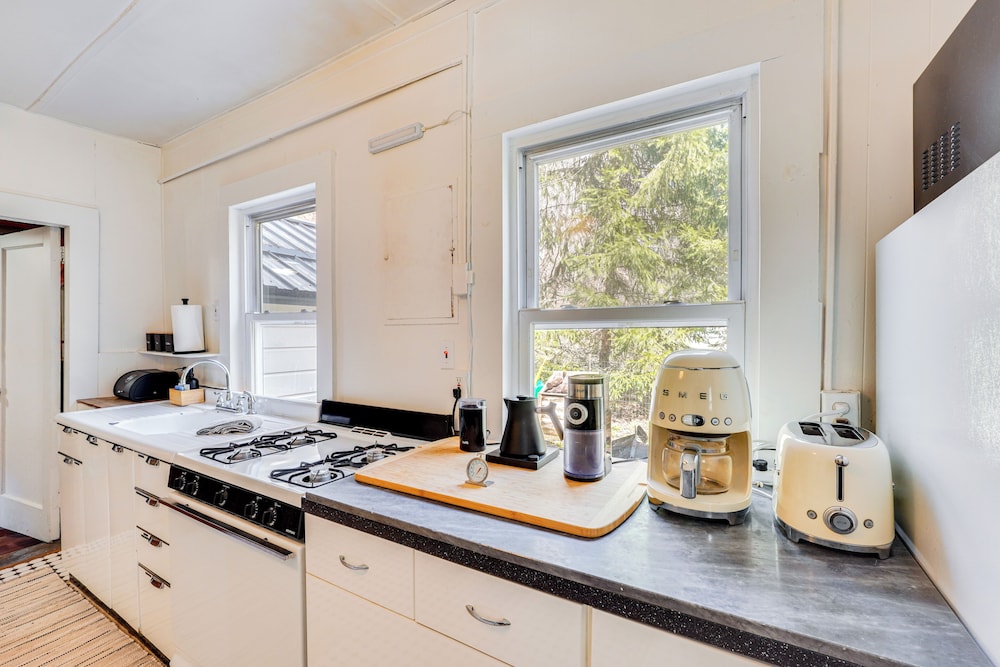 Historic Catskills Farmhouse Cottage by Belleayre