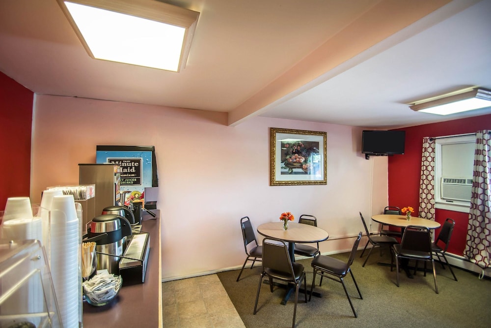 Econo Lodge Hornell view 5
