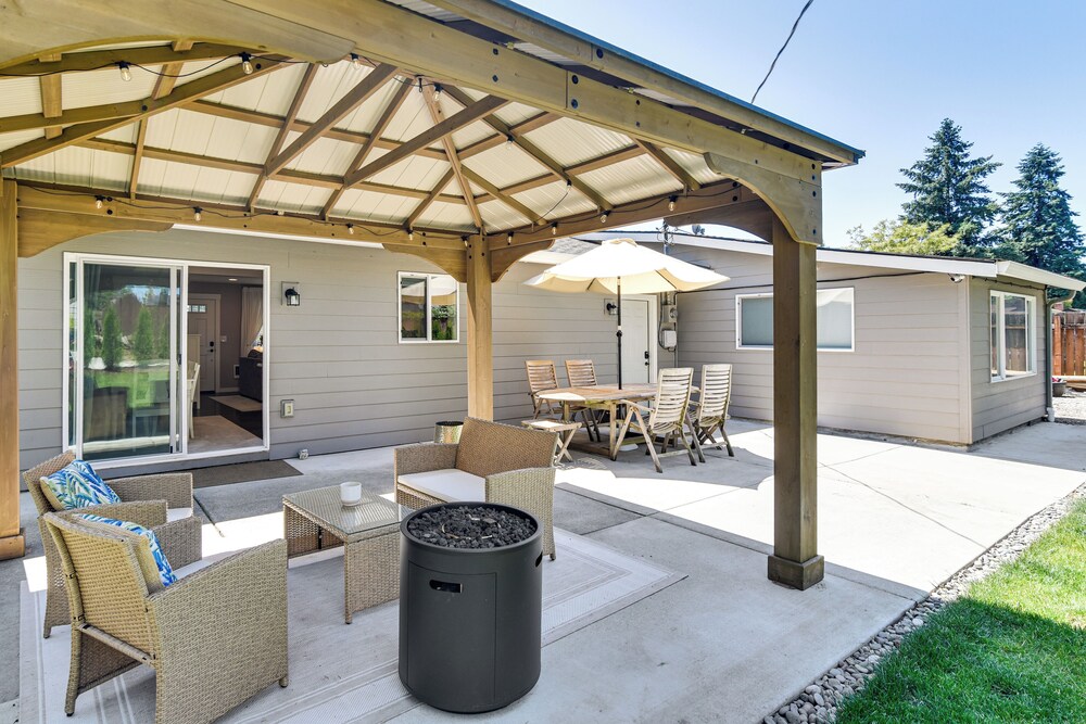 7 Mi to Vancouver Waterfront: Sleek Home w/ Yard!