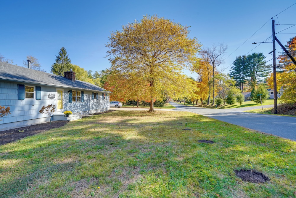 1 Mi to Dtwn: Cottage w/ Large Yard in Stockbridge