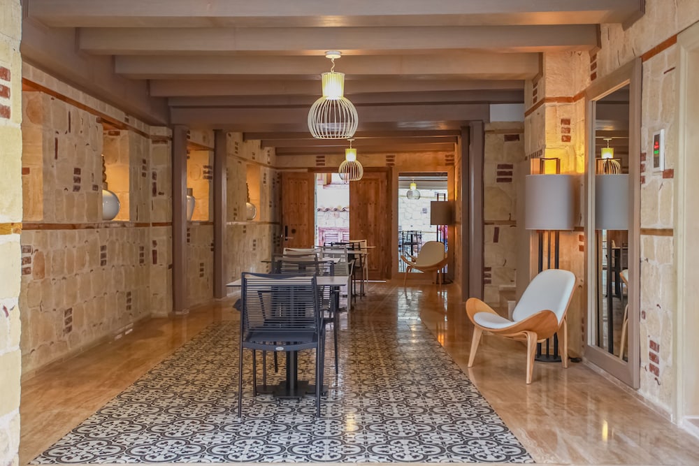 Colorful Studio Flat near Hadrian’s Gate