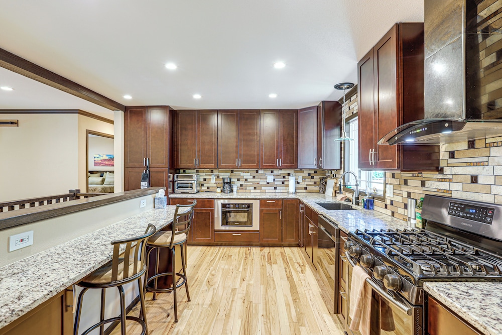 Pet-friendly Retreat w/ Fenced Yard in Aurora